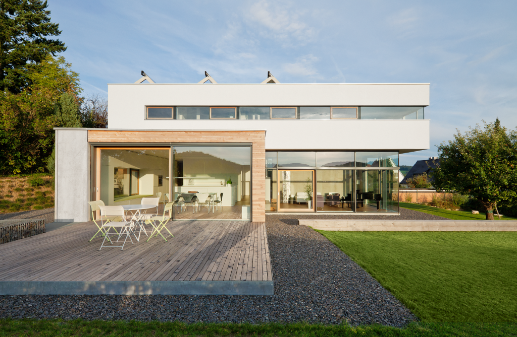 Modernes Haus mit strahlend heller Außenfassade dank Silikatfarben